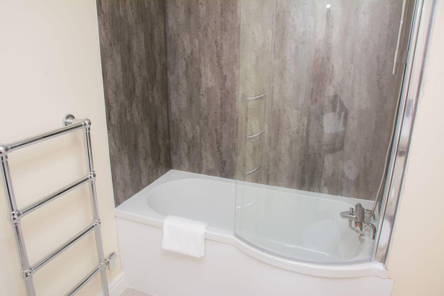 Orange Lilly In Stroud With Free Parking Apartment Ngoại thất bức ảnh