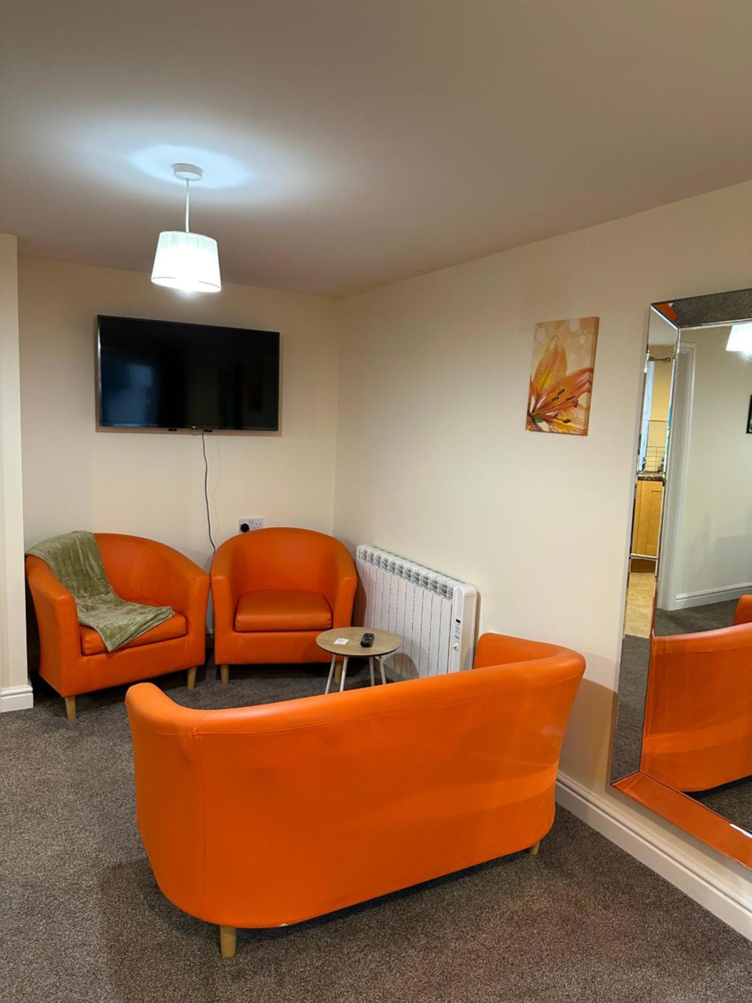 Orange Lilly In Stroud With Free Parking Apartment Ngoại thất bức ảnh