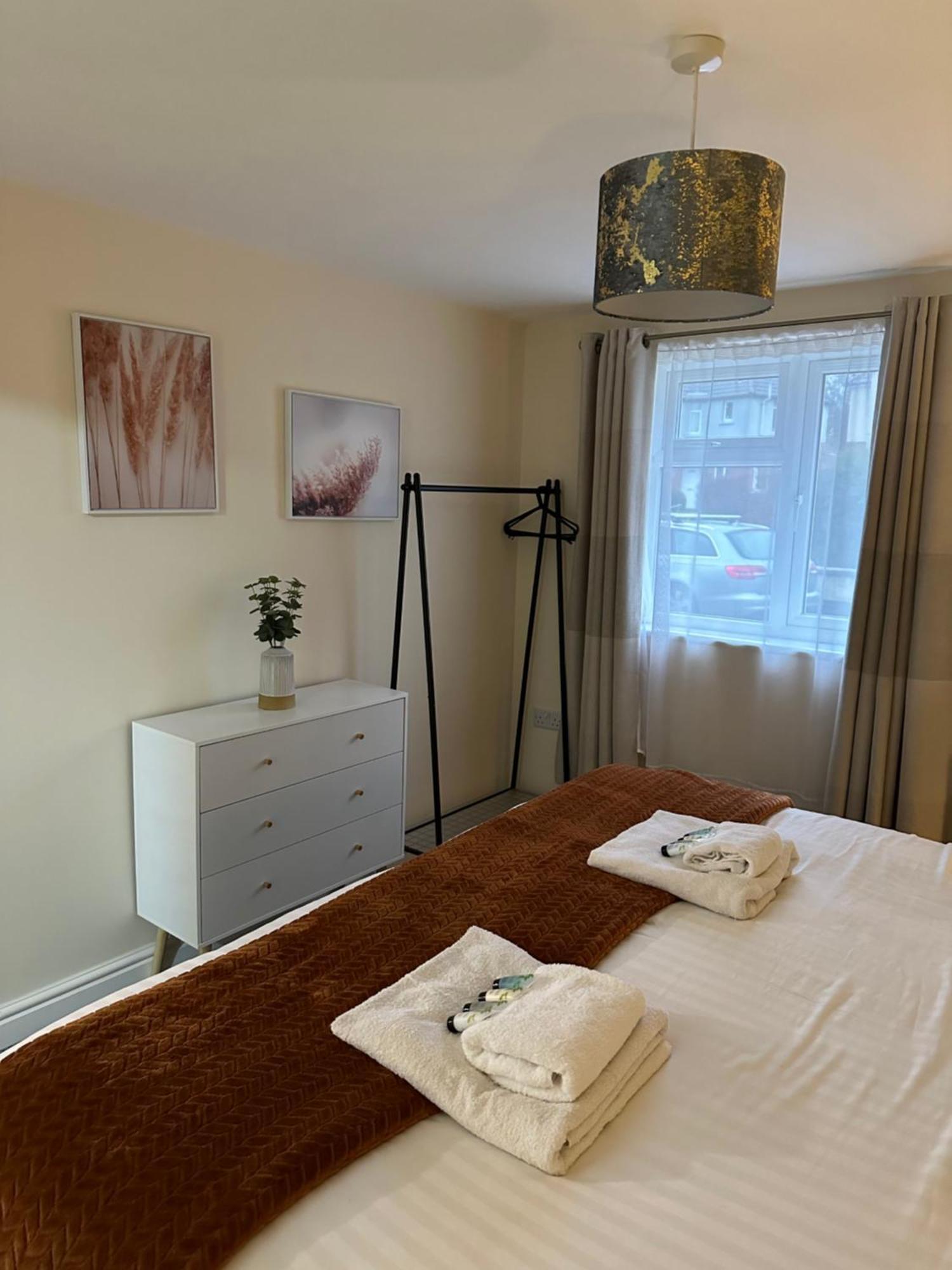 Orange Lilly In Stroud With Free Parking Apartment Ngoại thất bức ảnh