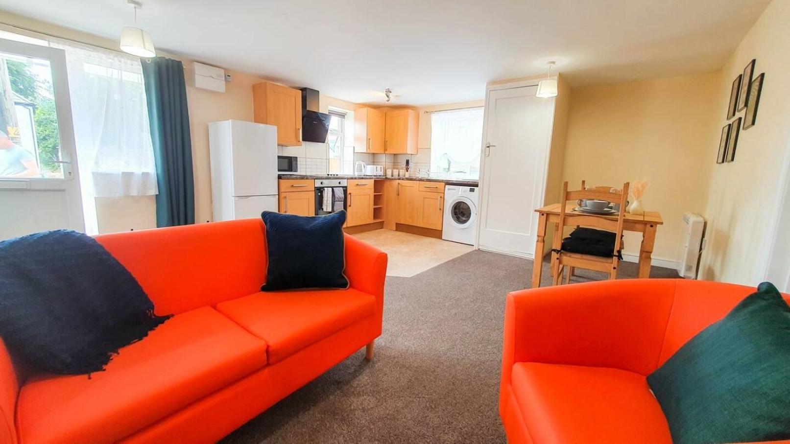 Orange Lilly In Stroud With Free Parking Apartment Ngoại thất bức ảnh